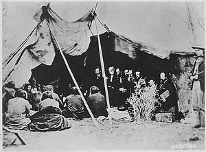 Генерал Уильям Шерман на совете с индейскими вождями в форте Ларами, 1868 год.
[нажмите для увеличения]