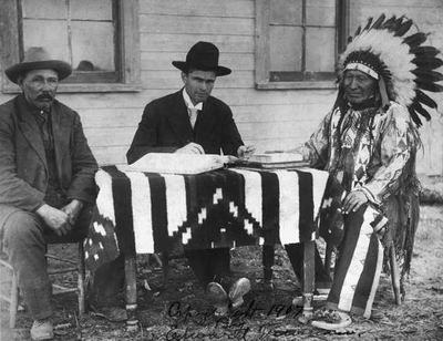 Уильям Гарнет (крайний слева), Чарлес Эш Бейтс и Американский Конь, 1907.  
[нажмите для увеличения]