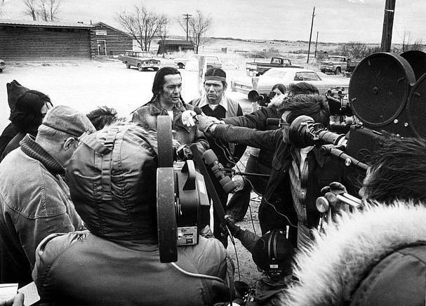 Рассел Минс разговаривает с прессой, справа от него стоит Дэнис Бэнкс, Вундед Ни 1973